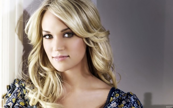 Carrie Underwood's Blonde Wavy Hair Products - wide 6
